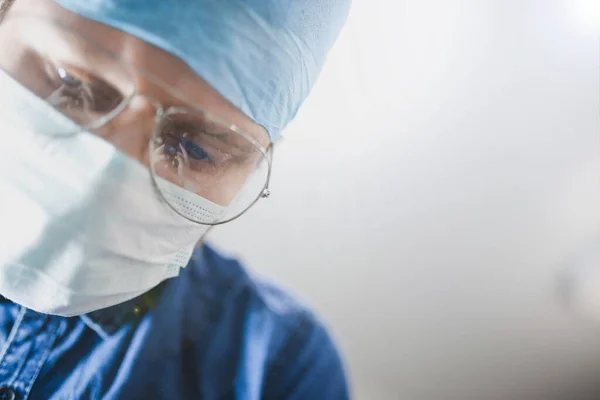 Aspecto Reflexivo Del Médico Masculino Uniforme Gafas Concepto Trabajo Duro — Foto de Stock