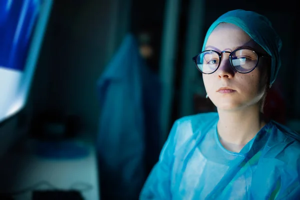 制服を着た若い医師の少女の肖像画とマスク — ストック写真