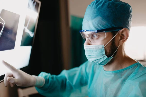 Médico Cirujano Examina Una Imagen Rayos Monitor Consultorio — Foto de Stock