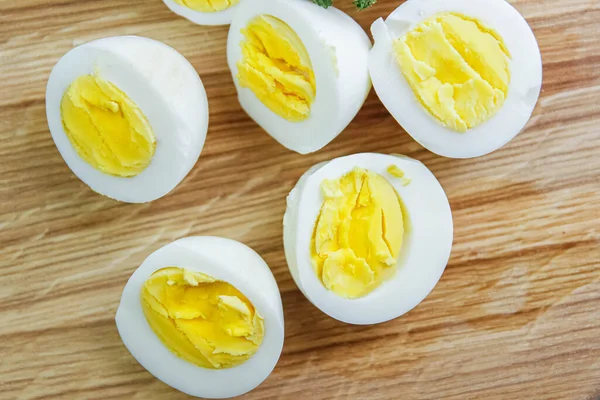 Вырезать Вареные Яйца Деревянной Доске Кухне — стоковое фото