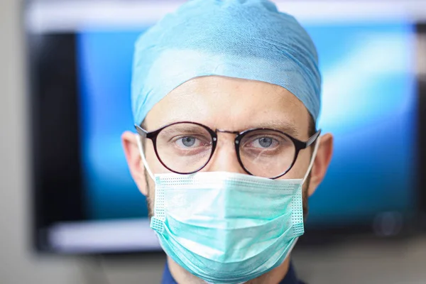 Zamyšlený Pohled Mužského Doktora Uniformě Brýlích Koncept Tvrdé Práce Medicíně — Stock fotografie