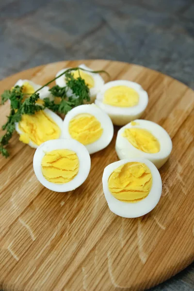 Oeufs Cuits Coupés Sur Une Planche Bois Dans Cuisine — Photo