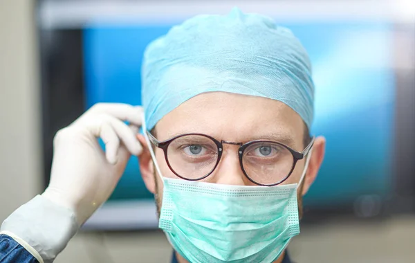 Regard Réfléchi Médecin Masculin Uniforme Lunettes Concept Travail Acharné Médecine — Photo