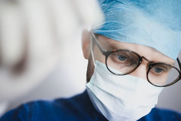 Sguardo Premuroso Dottore Maschile Uniforme Occhiali Concetto Duro Lavoro Medicina — Foto Stock