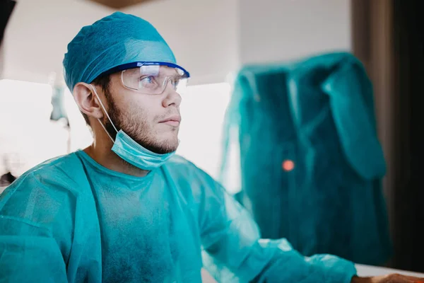 Plastický Chirurg Lékař Zkoumá Lékařské Údaje Počítači Operaci — Stock fotografie