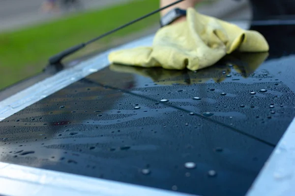 男性の手の閉鎖手動車の洗浄で青の車 — ストック写真