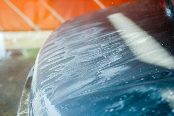 マニュアル車の洗浄で青い車の閉鎖 — ストック写真