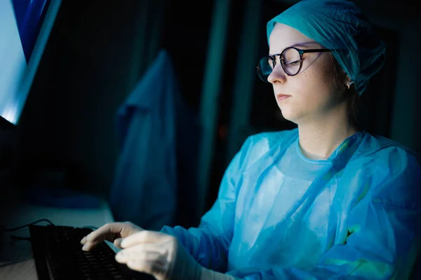 Portrét Mladé Doktorky Uniformě Masce — Stock fotografie