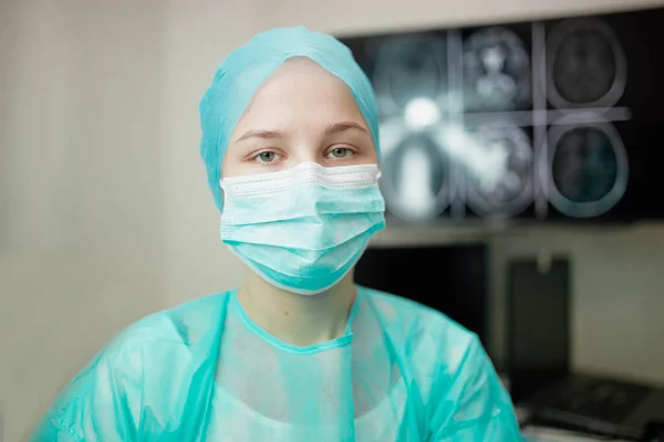 Portrait Une Jeune Fille Médecin Uniforme Masque — Photo