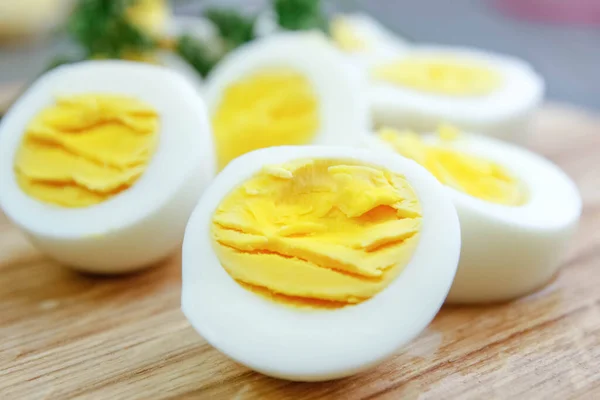 Oeufs Cuits Coupés Sur Une Planche Bois Dans Cuisine — Photo