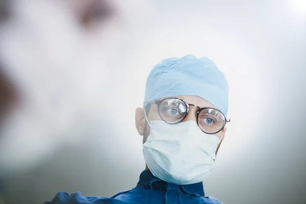 Zamyšlený Pohled Mužského Doktora Uniformě Brýlích Koncept Tvrdé Práce Medicíně — Stock fotografie