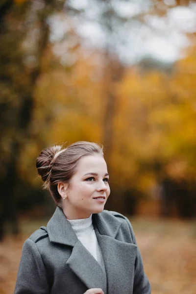 Молодая Женщина Сером Пальто Гуляет Осеннему Лесу — стоковое фото