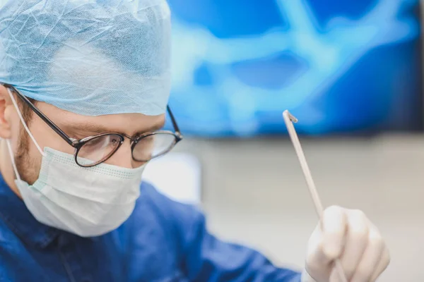 Aspecto Reflexivo Del Médico Masculino Uniforme Gafas Concepto Trabajo Duro — Foto de Stock