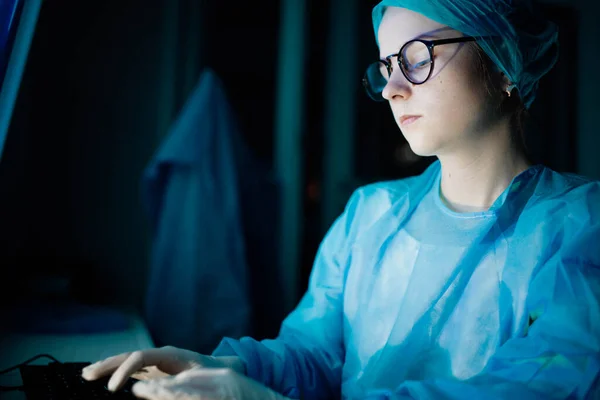 Retrato Uma Jovem Médica Uniforme Máscara — Fotografia de Stock