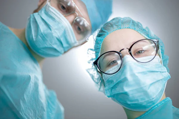 Professioneller Chirurg Mit Einer Jungen Assistenzpraktikantin Operationssaal Eines Krankenhauses Schuss — Stockfoto