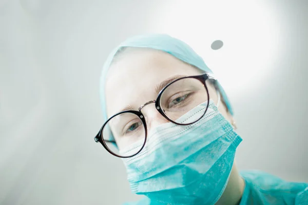制服を着た若い医師の少女の肖像画とマスク — ストック写真