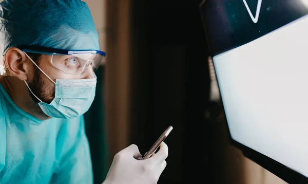 Чоловічий Хірург Ортопедичний Травматолог Торкається Сенсорного Екрану Рентгенівським Випромінюванням Кістки — стокове фото