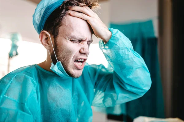 Der Müde Und Traurige Arzt Chirurg Depressionen Ist Aufgebracht Und — Stockfoto