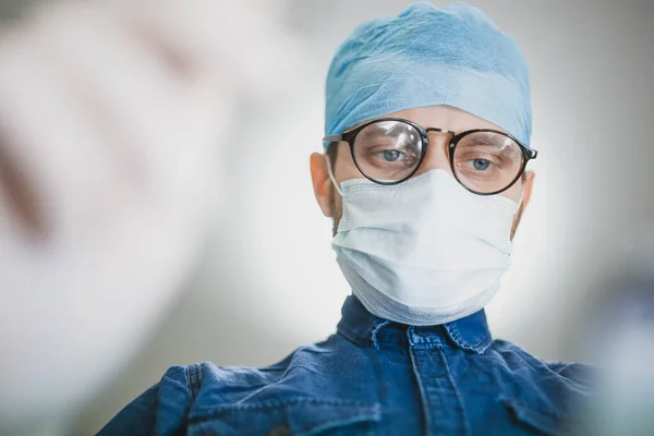 Zamyšlený Pohled Mužského Doktora Uniformě Brýlích Koncept Tvrdé Práce Medicíně — Stock fotografie
