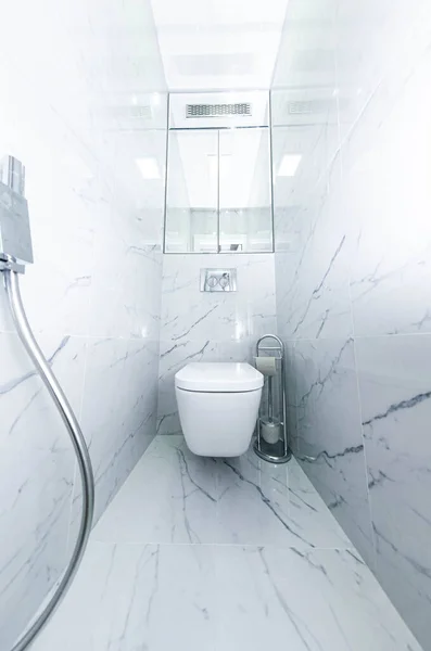 Interno Bagno Luminoso Con Piastrelle Ceramica Sotto Forma Marmo Bidet — Foto Stock