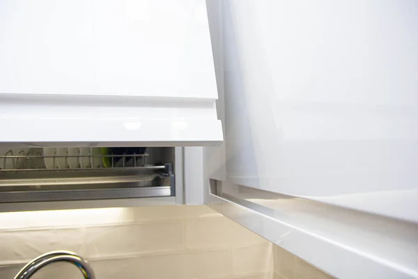 Interior Uma Moderna Cozinha Branca Com Electrodomésticos Embutidos Cozinha Minimalista — Fotografia de Stock