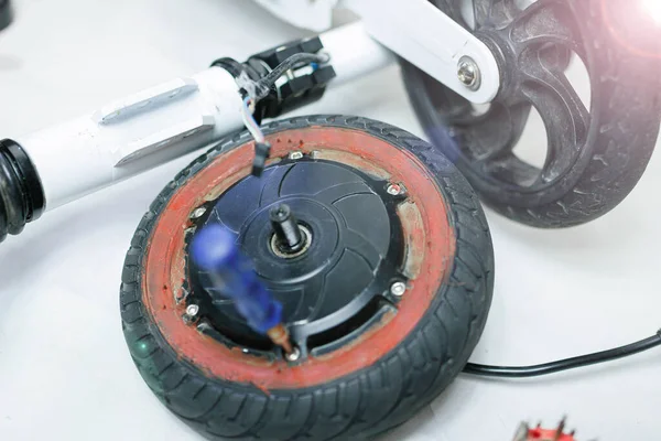 Elektrikli motor tamir servisinde mobiletin kapanışı.