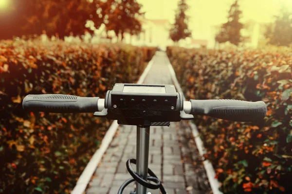 Elektrische Scooter Rijden Herfst Het Stadspark Milieuvriendelijk Vervoer Bij Koud — Stockfoto