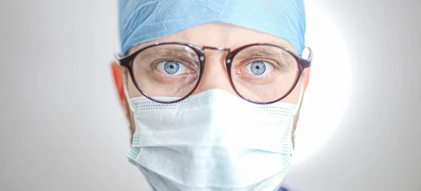 Aspecto Reflexivo Del Médico Masculino Uniforme Gafas Concepto Trabajo Duro — Foto de Stock