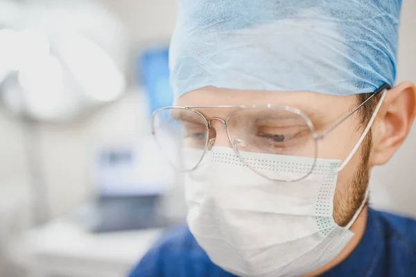 Zamyšlený Pohled Mužského Doktora Uniformě Brýlích Koncept Tvrdé Práce Medicíně — Stock fotografie