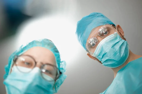 Professioneller Chirurg Mit Einer Jungen Assistenzpraktikantin Operationssaal Eines Krankenhauses Schuss — Stockfoto