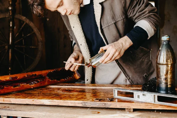 Männlicher Handwerker Bemalt Eine Holzplanke Aus Massivholz Restaurierung Von Antiken — Stockfoto