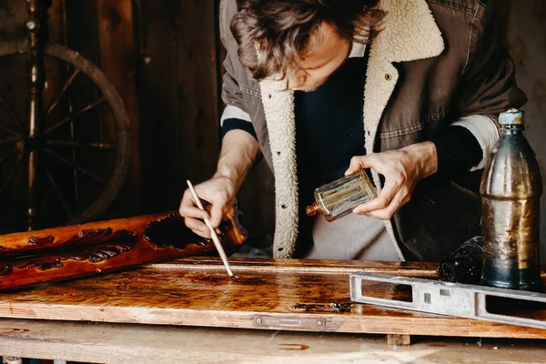 Männlicher Handwerker Bemalt Eine Holzplanke Aus Massivholz Restaurierung Von Antiken — Stockfoto