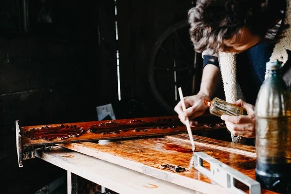 Männlicher Handwerker Bemalt Eine Holzplanke Aus Massivholz Restaurierung Von Antiken — Stockfoto