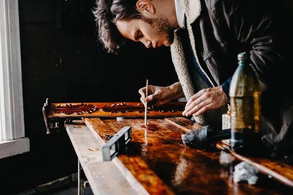 Pintura Artesanal Masculina Una Tabla Madera Madera Maciza Restauración Muebles —  Fotos de Stock