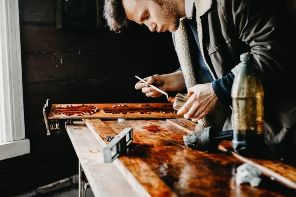 Maschio Artigiano Dipinge Una Tavola Legno Massello Restauro Mobili Antichi — Foto Stock