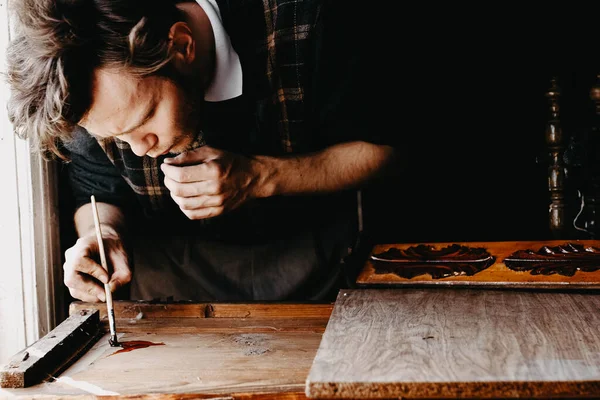 Male Artisan Paints Wooden Plank Solid Wood Restoration Antique Furniture — Stock Photo, Image