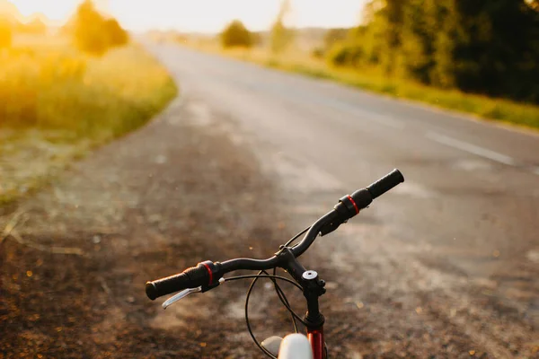 Volante Bicicleta Pôr Sol Frente Estrada Conceito Viagem Bicicleta — Fotografia de Stock