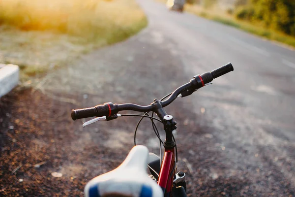 Volante Bicicletta Tramonto Fronte Alla Strada Concetto Viaggio Bicicletta — Foto Stock