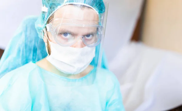 パンデミック時の手術室の制服と顔の盾の外科医 — ストック写真