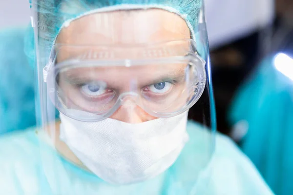 Lékařský Chirurg Uniformě Obličejovém Štítu Operačním Sále Během Pandemie — Stock fotografie