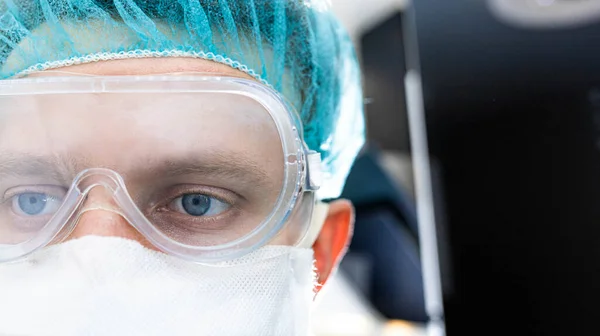 Männliche Ärzte Uniform Brille Und Medizinischer Maske Arbeiten Büro Professionelles — Stockfoto