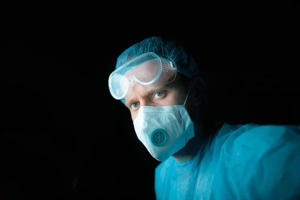 Manlig Läkare Forskare Uniform Glasögon Och Medicinsk Mask Arbetar Kontoret — Stockfoto