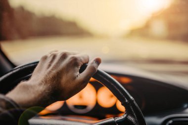 Gün batımında direksiyonda araba sürüyorum..