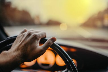 Gün batımında direksiyonda araba sürüyorum..