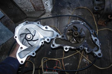 Araba su pompasının yerine metal bıçaklı eski ve yeni pompalar..