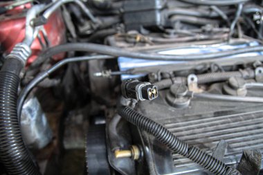 kam mili makara V şekilli araba motoru, zamanlama kayışını değiştirme hazırlığı.