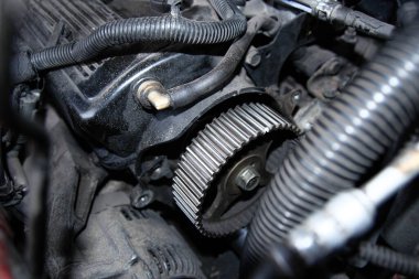 kam mili makara V şekilli araba motoru, zamanlama kayışını değiştirme hazırlığı.