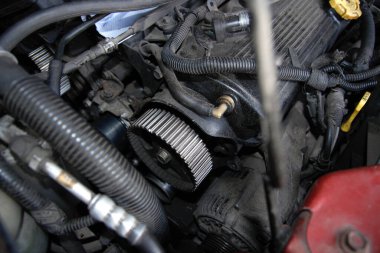 kam mili makara V şekilli araba motoru, zamanlama kayışını değiştirme hazırlığı.