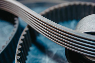 Araba jeneratörünün sırt kemeri..