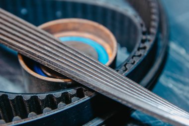 Araba jeneratörünün sırt kemeri..